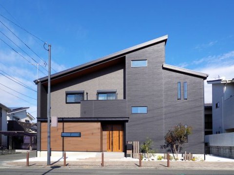 狭小住宅|建築面積17.5坪 インナーガレージと木目のかわいいCafé風の木造住宅