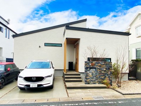 和の趣をふんだんに取り入れたモダンな平屋/掘り下げキッチンと造作カウンターが雰囲気アップ