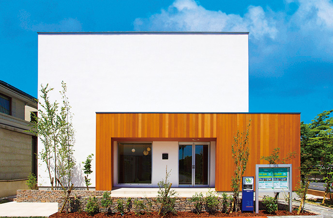 【hitマリナ通り住宅展示場】コの字型に囲まれた中庭から四季を楽しむ、心地よい暮らしの家