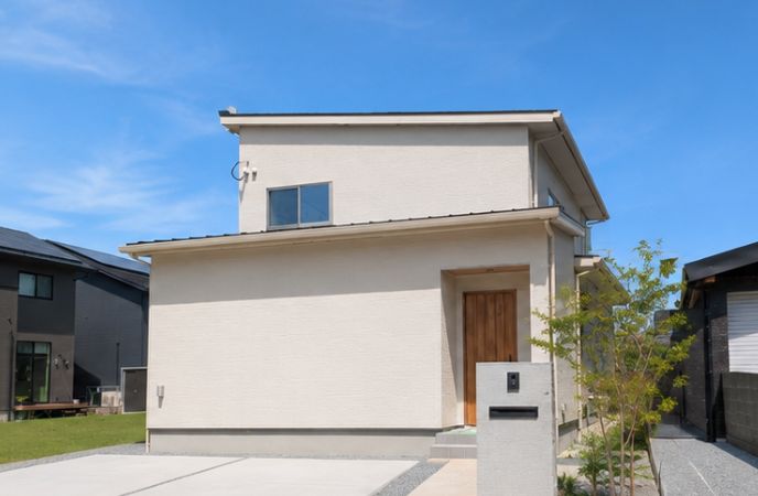 【糸島市】木目の天井とアイアン手摺|吹き抜けのある32坪の家