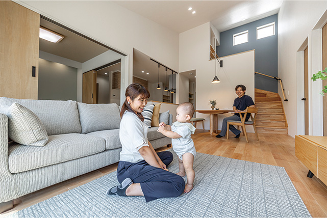 勾配天井で広々リビング！平屋の魅力が詰まった空間